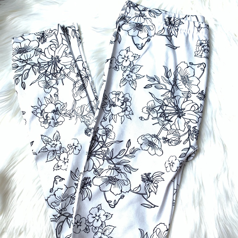 🖤White + Black Leggings🖤